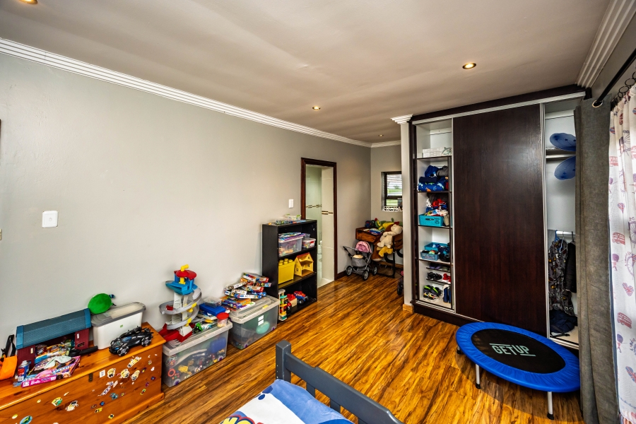 To Let 5 Bedroom Property for Rent in Cove Rock Eastern Cape